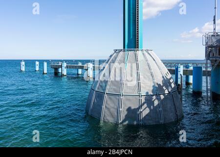Rügen, Ostseebad Sellin, Pier, Tauchgondel mit Schatten der Besucher Stockfoto