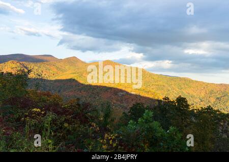 Der Schatten vom Berg hinterlässt den halben Berg in die Dunkelheit, am Tanbark Ridge Overlook in Asheville, NC, USA Stockfoto