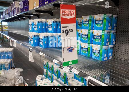 Coronavirus in Australien führt zu massenhaftem Panikkauf von toilettenpapier, das Supermärkte mit leeren Regalen verlässt und den Kauf einschränken muss Stockfoto