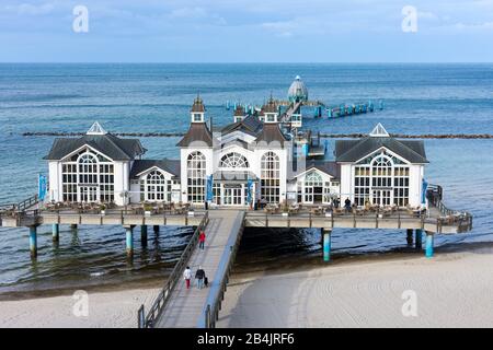 Rügen, Ostseebad Sellin, Pier, Restaurant und Tauchgondel Stockfoto