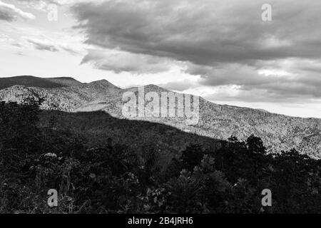 Der Schatten vom Berg hinterlässt den halben Berg in die Dunkelheit, am Tanbark Ridge Overlook in Asheville, NC, USA Stockfoto