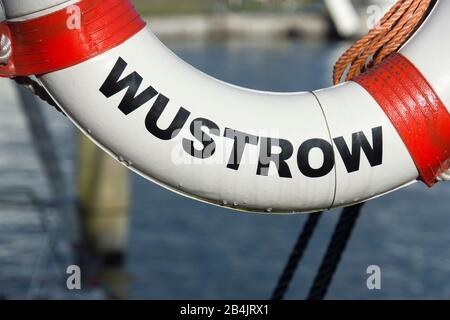 Ostsee, Fischland, Darty, Seebad Wustrow, Hafen, Rettungsring, Aufschrift "Wustrow" Stockfoto