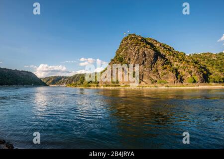 Loreley Rock bei St. Goarshausen am Mittelrhein, mystisch legendärer Ort für die Rheinschifffahrt, Abendatmosphäre mit reiner Rheinromantik, Teil des "UNESCO-Welterbes Oberes Mittelrheintal", Stockfoto