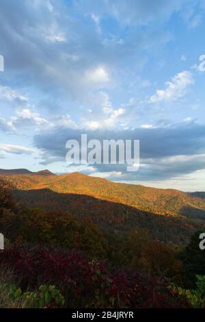 Der Schatten vom Berg hinterlässt den halben Berg in die Dunkelheit, am Tanbark Ridge Overlook in Asheville, NC, USA Stockfoto