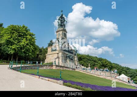 Niederwald-Denkmal im Landschaftspark Niederwald bei Rüdesheim soll die illustrierte Germania die "wacht am Rhein", Teil des Unesco-Welterbes Oberes Mittelrheintal, halten, Stockfoto