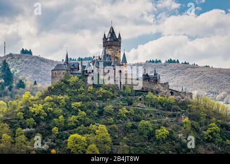 Reichsburg Cochem, Burgromanze an der Mosel, Wahrzeichen und kulturelles Erbe im Sinne der Haager Konvention, nach völliger Zerstörung durch den Geheimrat Louis Fréderic jacques Ravené im Stil des Historismus umgebaut, eine Bergburg / Gipfelburg, mit neogotischen Elementen, Stockfoto