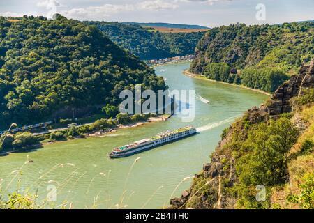 Loreley Valley von Süden gesehen, südlich des Spitznacks, am Rheinsteig-Weg gelegen, Flusskreuzfahrtschiff, UNESCO-Weltkulturerbe Oberes Mittelrheintal, Stockfoto