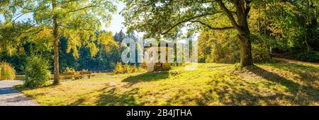 Jahn-Tempel im Kurpark von Bad Schwalbach, Taunus, bunte Herbstfarben am Waldsee, hochauflösendes Panorama, Stockfoto