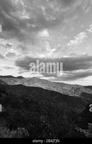 Der Schatten vom Berg hinterlässt den halben Berg in die Dunkelheit, am Tanbark Ridge Overlook in Asheville, NC, USA Stockfoto