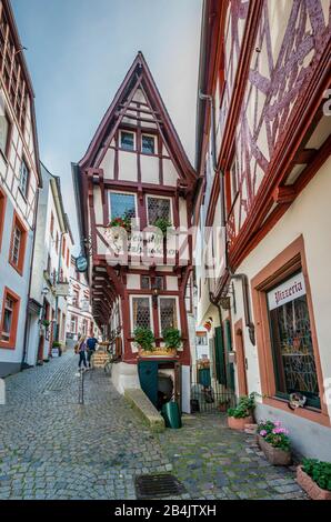 Historischer Marktplatz von Bernkastel-Kues, Mittelmosel, jahrhundertealte Fachwerkhäuser, das Renaissance-Rathaus (1608), der Michaelisbrunnen (1606) und hier das Spitzhäuschen (1416) sind ein Spiegelbild des Hochmittelalters Stockfoto