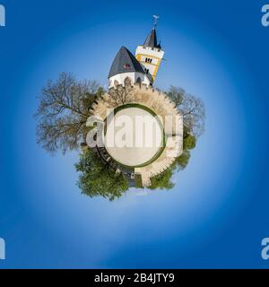 Burgkirche in Ingelheim als "Kleinplaneten-Version" Stockfoto