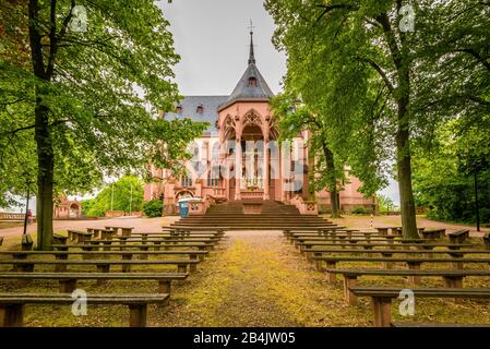 Rochuskapelle auf dem Rochusberg bei Bingen, Fundstelle Hildegard von Bingen, neugotische Wallfahrtskirche mit offenem Hochaltar, UNESCO-Weltkulturerbe Oberes Mittelrheintal, Stockfoto