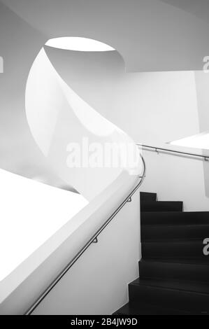 Wendeltreppe im Dornier-Museum Friedrichhafen, Lichtgang, schwarz-weiß, futuristisch, Stockfoto