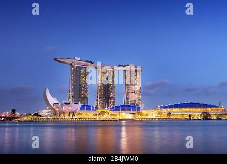 Marina Bay Sands Hotel and ArtScience Museum in Singapur in der Blue Hour Stockfoto