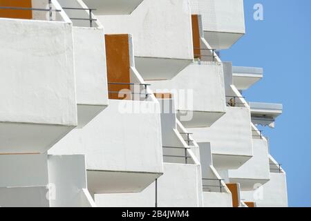 Balkone an einem weißen Wohnhaus, monotone Hausfassade, Vahr, Bremen, Deutschland Stockfoto