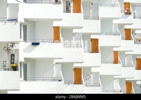 Balkone an einem weißen Wohnhaus, monotone Hausfassade, Vahr, Bremen, Deutschland Stockfoto
