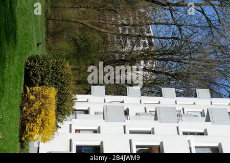 Monotones Weißes Wohngebäude, Vorgarten, Vahr, Bremen, Deutschland Stockfoto