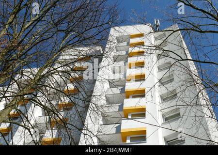 Weißes Wohnhaus, monotone Hausfassade, Vahr, Bremen, Deutschland Stockfoto