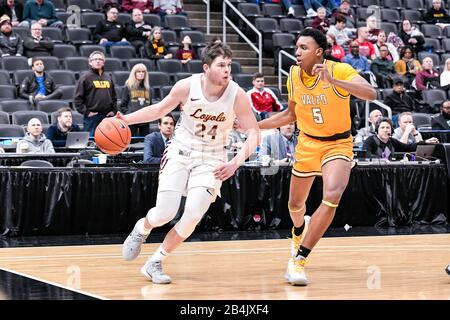 März 2020: Loyola Ramblers Guard Tate Hall (24) versucht, die Grundlinie von Valparaiso Crusaders Forward Donovan Clay (5) in der zweiten Runde des Missouri Valley Conference Men's Tournament zwischen den Loyola Ramblers und den Valparaiso Crusaders zu fahren. Abgehalten im Enterprise Center in St. Louis, MO Richard Ulreich/CSM Stockfoto