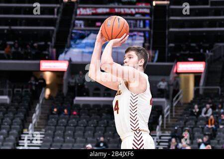 06. März 2020: Loyola Ramblers Guard Tate Hall (24) trifft in der zweiten Runde des Missouri Valley Conference Men's Tournament zwischen den Loyola Ramblers und den Valparaiso Crusaders einen Dreipunktschuss. Abgehalten im Enterprise Center in St. Louis, MO Richard Ulreich/CSM Stockfoto