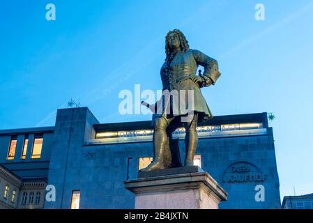 Deutschland, Sachsen-Anhalt, Halle, Denkmal für Georg Friedrich Händel auf dem Marktplatz in Halle im Hintergrund Galeria Kaufhof. Stockfoto