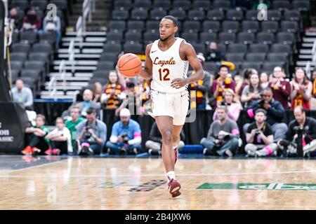 März 2020: Loyola Ramblers Guard Marquise Kennedy (12) bringt den Ball in der zweiten Runde des Missouri Valley Conference Men's Tournament zwischen den Loyola Ramblers und den Valparaiso Crusaders auf den Platz. Abgehalten im Enterprise Center in St. Louis, MO Richard Ulreich/CSM Stockfoto