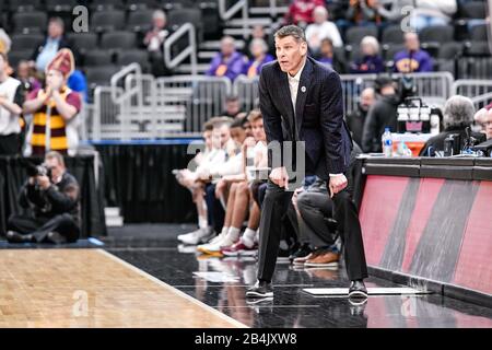 März 2020: Loyola Ramblers Cheftrainer Porter Moser beobachtet das Spiel in der zweiten Runde des Missouri Valley Conference Männerturniers zwischen den Loyola Ramblers und den Valparaiso Crusaders. Abgehalten im Enterprise Center in St. Louis, MO Richard Ulreich/CSM Stockfoto