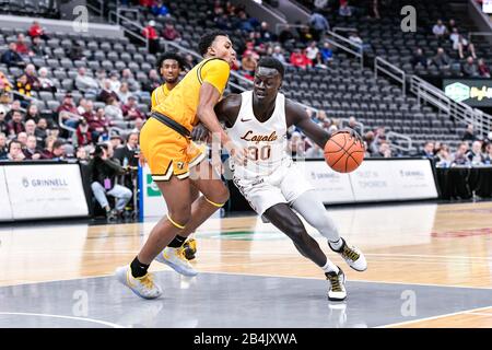 März 2020: Loyola Ramblers Forward Aher Uguak (30) fährt in der zweiten Runde des Missouri Valley Conference Men's Tournament zwischen den Loyola Ramblers und den Valparaiso Crusaders zum Korb gegen Valparaiso Crusaders Forward Donovan Clay (5). Abgehalten im Enterprise Center in St. Louis, MO Richard Ulreich/CSM Stockfoto