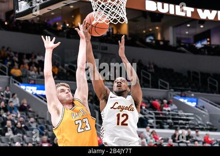 März 2020: Loyola Ramblers Guard Marquise Kennedy (12) legt den Ball gegen Valparaiso Crusaders Forward Ben Krikke (23) in der zweiten Runde des Missouri Valley Conference Men's Tournament zwischen den Loyola Ramblers und den Valparaiso Crusaders. Abgehalten im Enterprise Center in St. Louis, MO Richard Ulreich/CSM Stockfoto