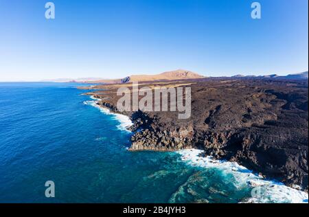 Lavaküste, Naturpark Los Volcanes, in der Nähe von Tinajo, Montana de Teneza, Drohne, Lanzarote, Kanarische Inseln, Spanien Stockfoto