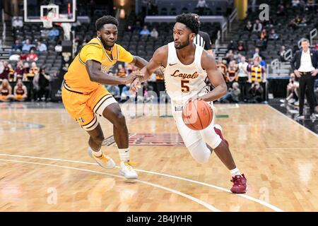 März 2020: Loyola Ramblers Guard Keith Clemons (5) kommt an der Verteidigung von Valparaiso Crusaders Guard Daniel Saccey (4) in der zweiten Runde des Missouri Valley Conference Men's Tournament zwischen den Loyola Ramblers und den Valparaiso Crusaders vorbei. Abgehalten im Enterprise Center in St. Louis, MO Richard Ulreich/CSM Stockfoto