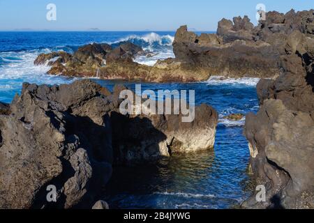 Lavaküste, Naturpark Los Volcanes, in der Nähe von Tinajo, Lanzarote, Kanarische Inseln, Spanien Stockfoto