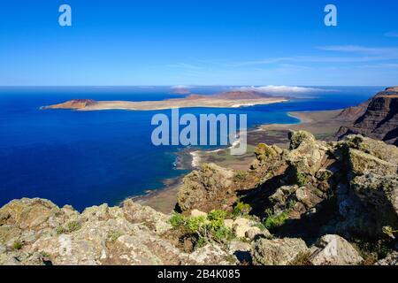 La Graciosa und Montana Clara, Blick von Risco de Famara, Lanzarote, Kanarische Inseln, Spanien Stockfoto