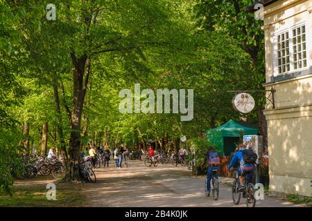 Fußweg und Radweg auf dem Isar-Hochufer am Biergarten Menterschwaige, Landkreis Harlaching, München, Oberbayern, Bayern, Deutschland Stockfoto