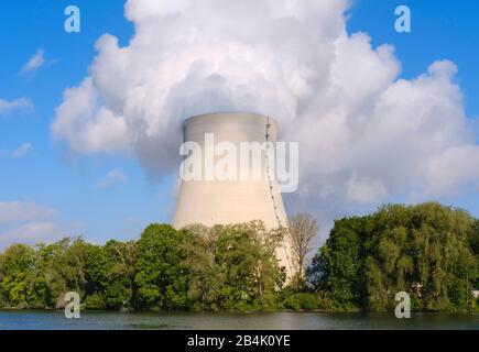 Kühlturm des Kernkraftwerks Isar, Stausee Niederaichbach, Isar, bei Landshuter, Niederbayern, Bayern, Deutschland Stockfoto