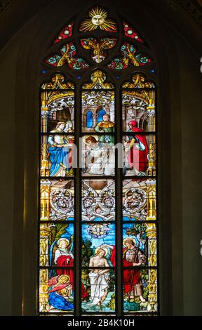 Neugotisches Chorglasfenster, Pfarrkirche St. Johannes, Dingolfing, Niederbayern, Bayern, Deutschland Stockfoto