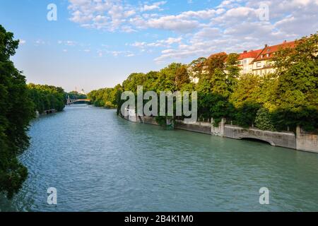 Isar, rechts Häuser an der Widenmayerstraße in Lehel, hinter der Maximilian Brücke und Müllersches Volksbad, Haidhausen, München, Oberbayern, Bayern, Deutschland Stockfoto