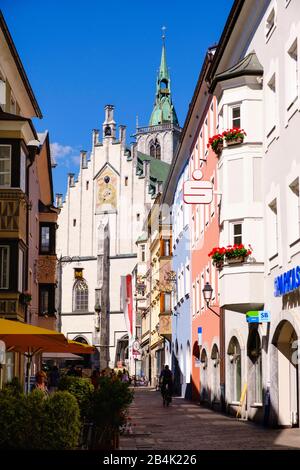 Franz-Josef-Straße mit Pfarrkirche, Altstadt Schwaz, Inntal, Tyrol, Österreich Stockfoto