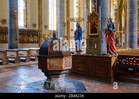 Gotisches Taufbecken in der Pfarrkirche Maria Himmelfahrt, Schwaz, Inntal, Tyrol, Österreich Stockfoto