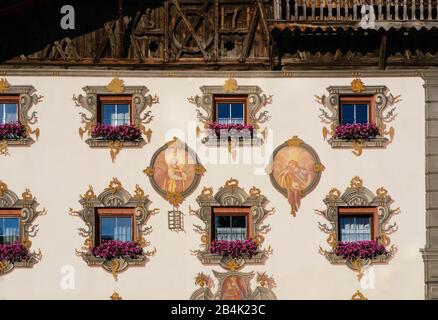 Altes Bauernhaus mit Rokokomalerei und Barbeit in Fulpmes, Stubaital, Tyrol, Österreich Stockfoto