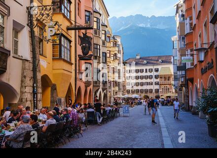 Herzog-Friedrich-Straße in der Altstadt hinter Goldenes Dachl, Innsbruck, Tyrol, Österreich Stockfoto