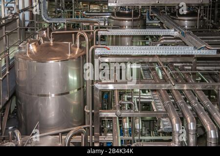 Brisbane, Australien - 8. Dezember 2009: Castlemaine Perkins Brauerei. Zwischentanks, reichlich Pipelines für Bier, Wasser und CO2 in der Füll-pr Stockfoto