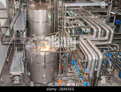 Brisbane, Australien - 8. Dezember 2009: Castlemaine Perkins Brauerei. Zwischentanks, reichlich Pipelines für Bier, Wasser und CO2 in der Füll-pr Stockfoto