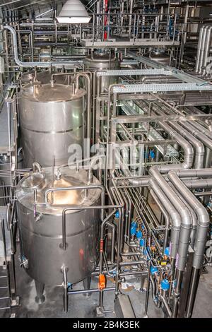 Brisbane, Australien - 8. Dezember 2009: Castlemaine Perkins Brauerei. Portrait von Zwischentanks, reichlich Pipelines für Bier, Wasser und CO2 im Th Stockfoto