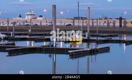 Stillleben, Hafen, Meer, Schiff, Boot, Wasser, Reflexion, Reflexion, Norddeich, Nordsee, Frisia, Niedersachsen, Deutschland Stockfoto