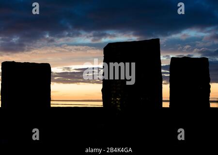 Gedenkstätte Meeresblick, Abend, Abenddämmerung, Blaue Stunde, Hafen, Norddeich, Nord-, Nordsee, Frisia, Niedersachsen, Deutschland, Stockfoto