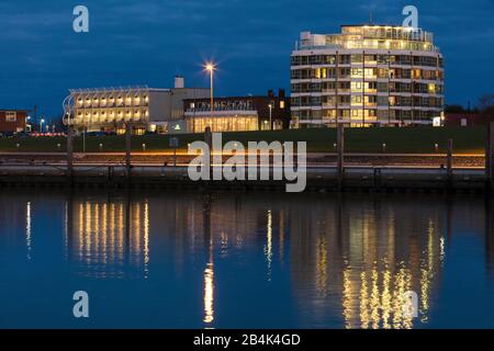 Abend, Abenddämmerung, blaue Stunde, Hotel Fährhaus, Hafen, Norddeich, Nordsee, Ostfriesland, Niedersachsen, Deutschland, Stockfoto