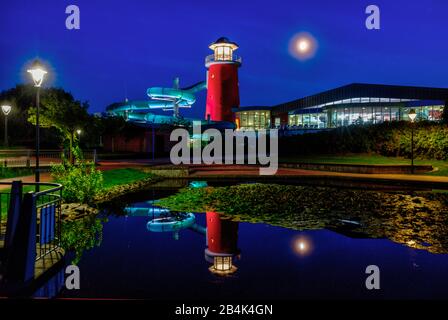 Abenteuerpool Ocean Wave, LED Project, Kurpark, Blue Hour, Norddeich, Nord, Nordsee, Wattenmeer, Ostfriesland, Niedersachsen, Deutschland, Stockfoto