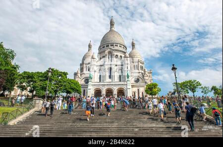 Touristen auf den Stufen vor der Basilika Sacre-Coeur, Montmartre, Paris, Frankreich Stockfoto