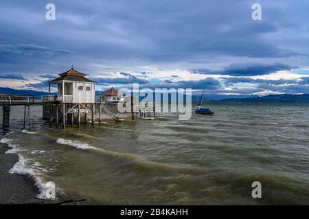 Deutschland, Bayern, Schwaben, Bodensee, Wasserburg, Badehaus, Föhnsturm Stockfoto